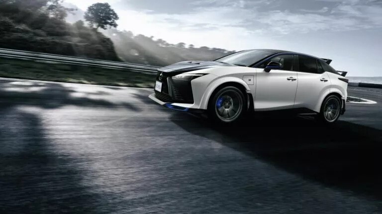 Νέο Lexus RZ450e F Sport: Με μαύρο καπό και διπλή αεροτομή